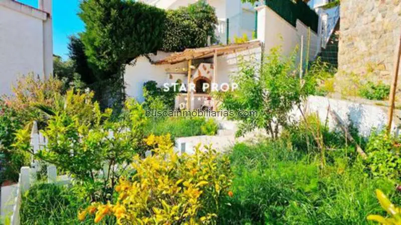 Villa en Llançà con 2 Pisos Independientes y Jardín