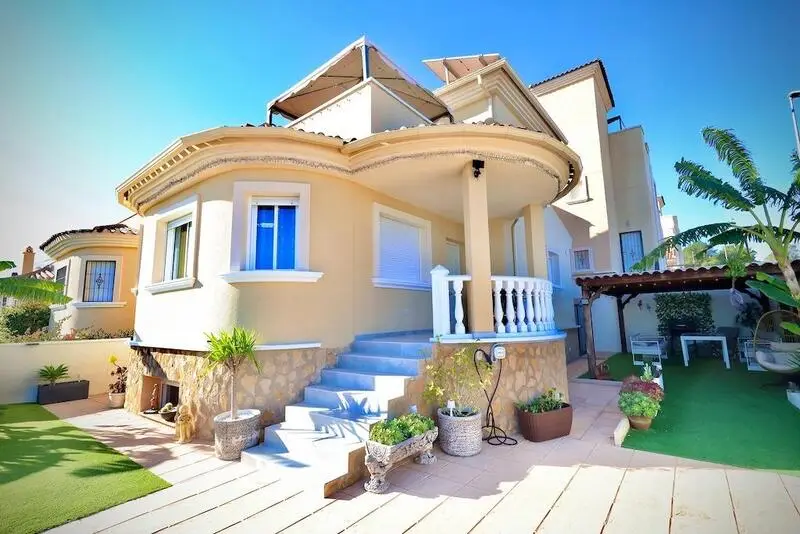 Villa de 4 Dormitorios en Venta San Miguel Salinas