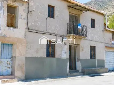 Casa Urbana con Garaje y Almacen para Reformar