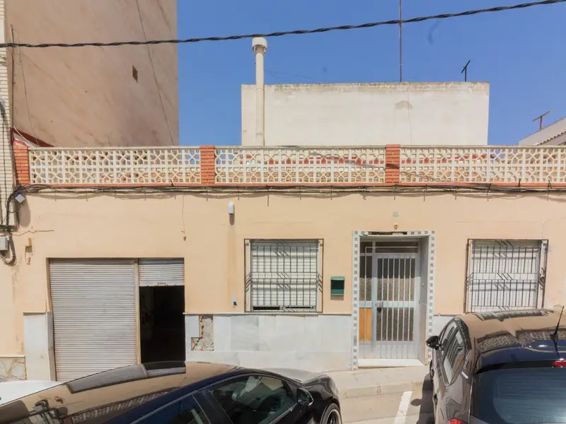 Casa con Patio en Redovan 95m2 a Reformar