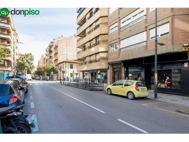 Local Comercial en Venta en Granada Alhamar