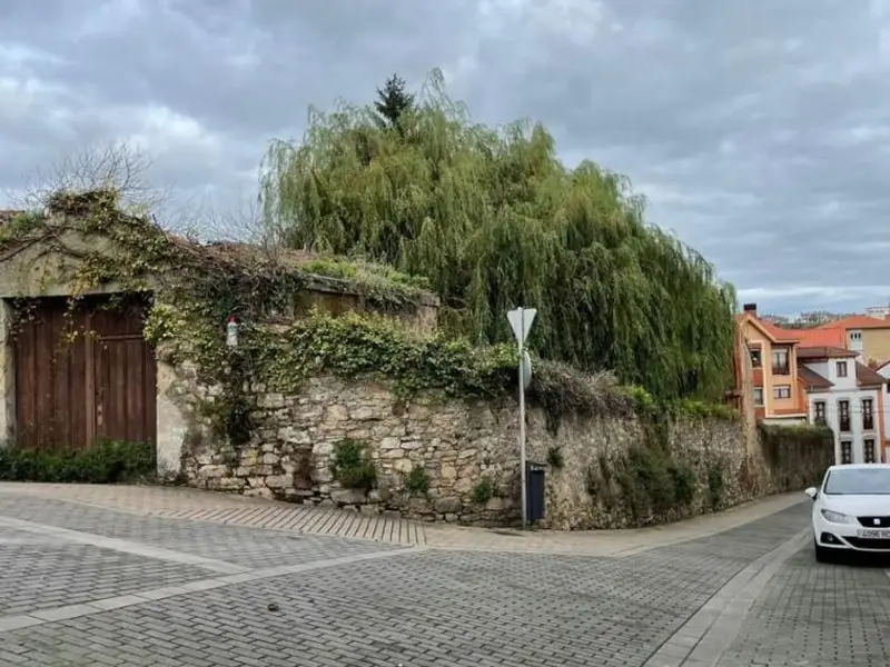 Venta Chalet en Avilés para rehabilitar con terreno
