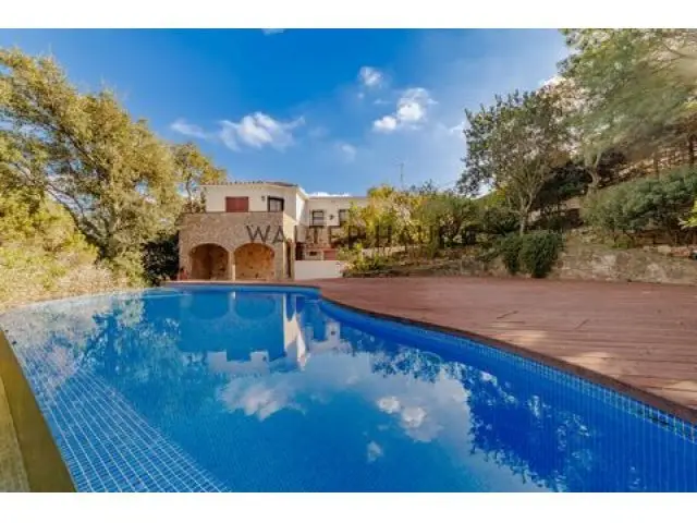 Casa de Lujo con Piscina y Vistas al Mar en Vall Llobrega