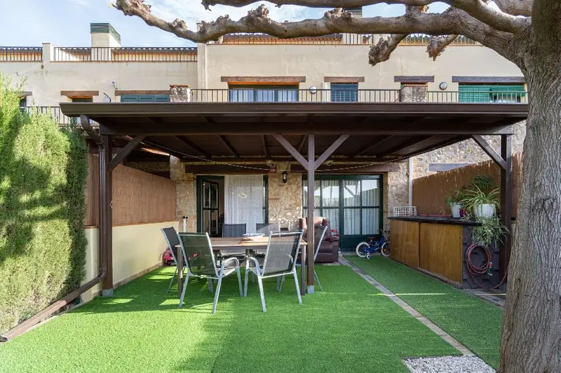 Adosado en Torroella de Fluvià con 4 Habitaciones y Piscina