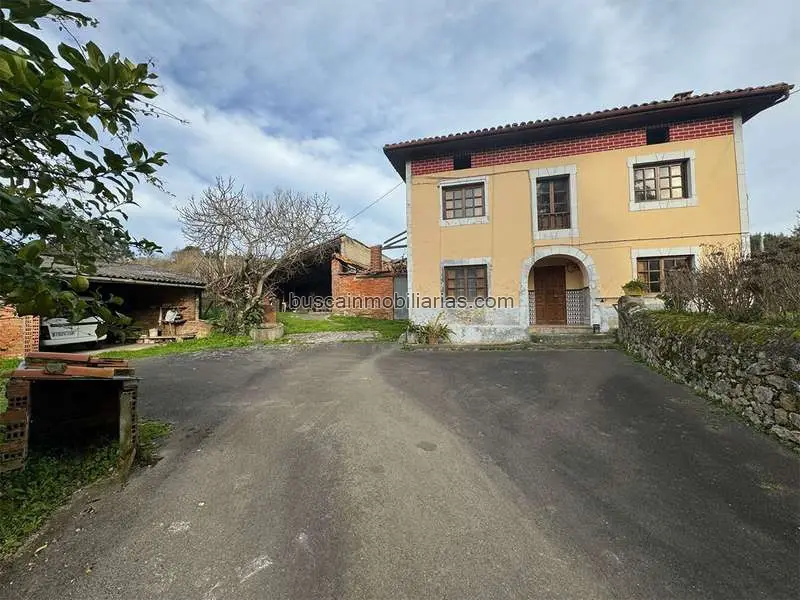 Villa en Venta Llanes - Propiedad a Reformar con Cuadra y Almacenes