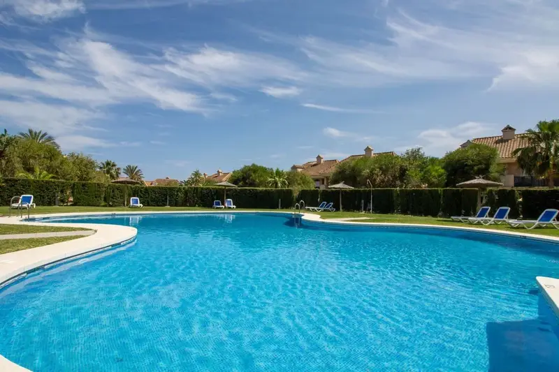 Chalet Adosado en La Alcaidesa con Vistas al Mar