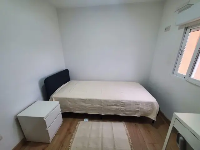Habitacion Alquiler Getafe - Cama 90cm, Baño Compartido, Internet Incluido