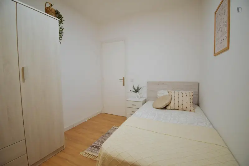 Habitación individual en un piso de 5 habitaciones