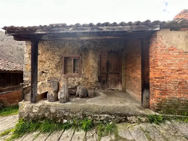 Dos Casas de Piedra Adosadas con Vistas Panorámicas en Asturias