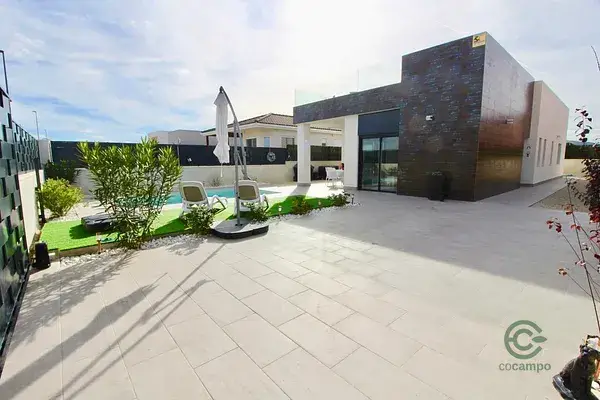 Villa Moderna en Pinoso 3 Dormitorios Piscina Privada