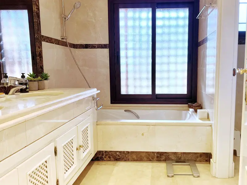 Piso de 3 Dormitorios alquiler Nueva Andalucia, España