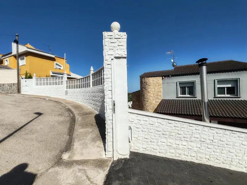 Chalet en Torrent con Piscina y Jacuzzi Cerca de Valencia