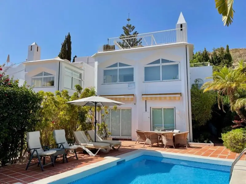 Villa 4 Dormitorios Nerja Piscina Privada Vistas al Mar