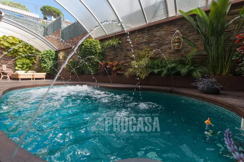 Chalet en Roses Girona con Piscina Climatizada y Garaje