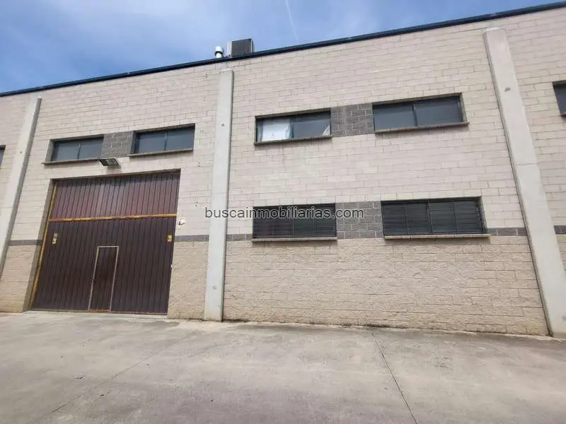 Nave Industrial en Venta Igualada 518m2 Altillo Oficinas