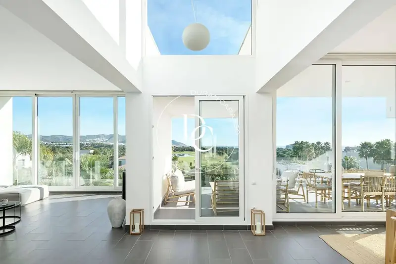 Chalet de Lujo en Sitges con Vistas al Mar y Golf