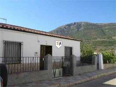 Casa en Las Casillas con Gran Parcela y Sótano