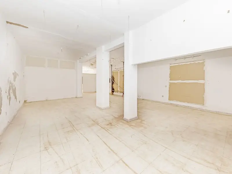 Local 186m2 Villanueva del Rio y Minas Calle Barcelona