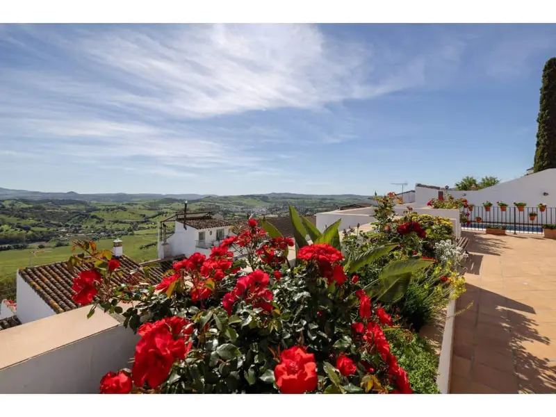 Casa en venta Jimena de la Frontera amplia con piscina y garaje