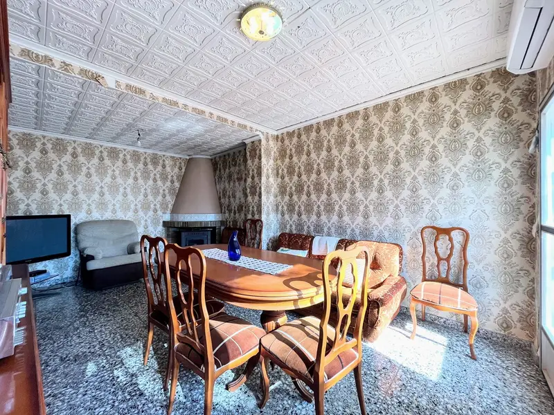 Casa de Pueblo con 5 Dormitorios y Gran Jardín en Campell
