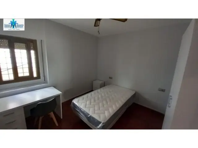 Se alquila piso en calle Tejares Albacete