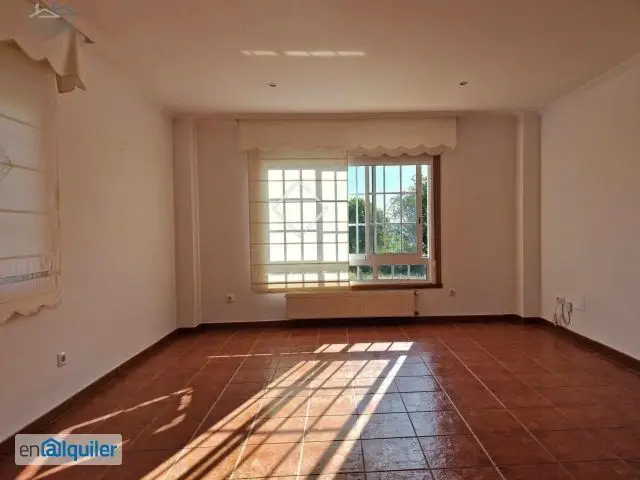 Chalet en Alquiler con Piscina y Garaje en Bergondo