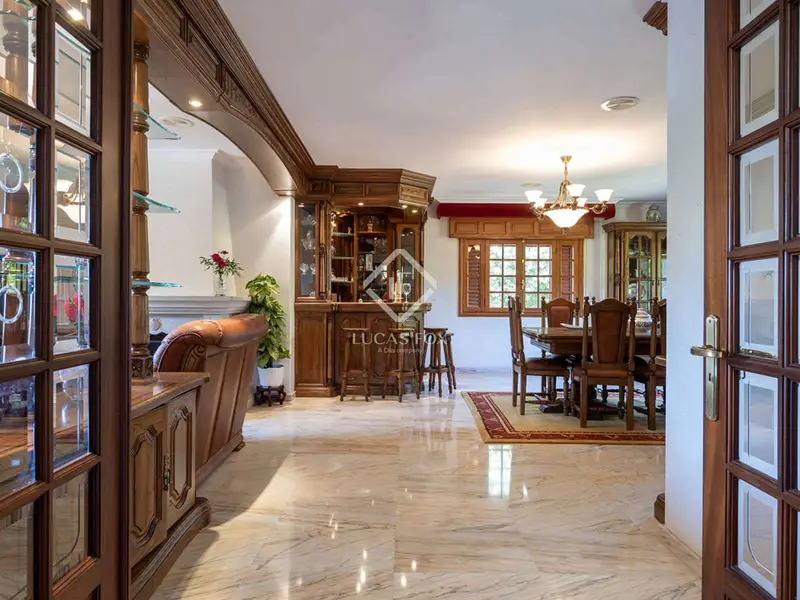Chalet en Venta Ribadumia: Casa de Piedra con 4 Dormitorios y Jardin