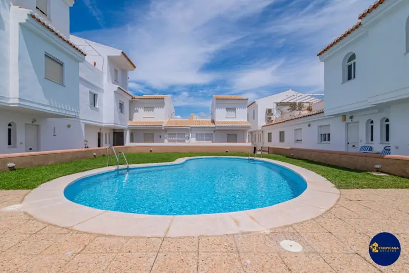 Casa Adosada en Velilla Almuñécar 3 Dormitorios Garaje Piscina