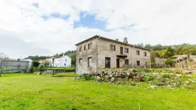 Casa de Piedra en Padrón con Gran Parcela y Múltiples Posibilidades