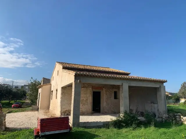 Finca Rústica con 3 Dormitorios y Amplia Parcela en Valencia
