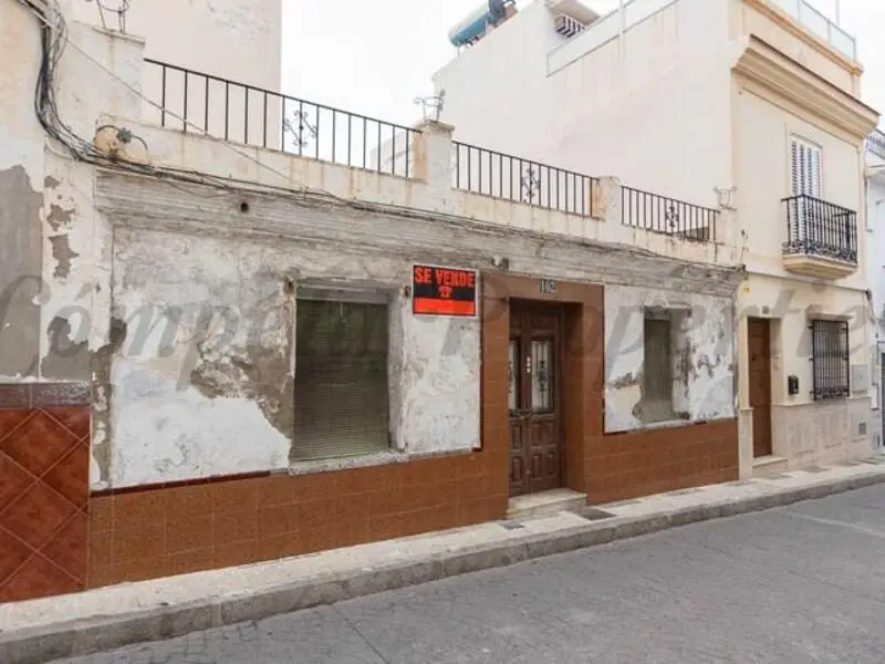 Casa Adosada en Nerja para Reformar con Posibilidad de Ampliacion