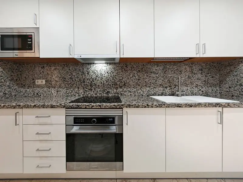 Apartamento en Venta Benatalaya Estepona 2 Dormitorios Piscina Garaje Jardin