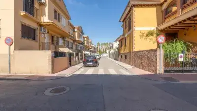 Casa adosada en Atarfe con garaje y patio