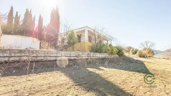 Cortijo con 6 hectáreas en Iznalloz Granada