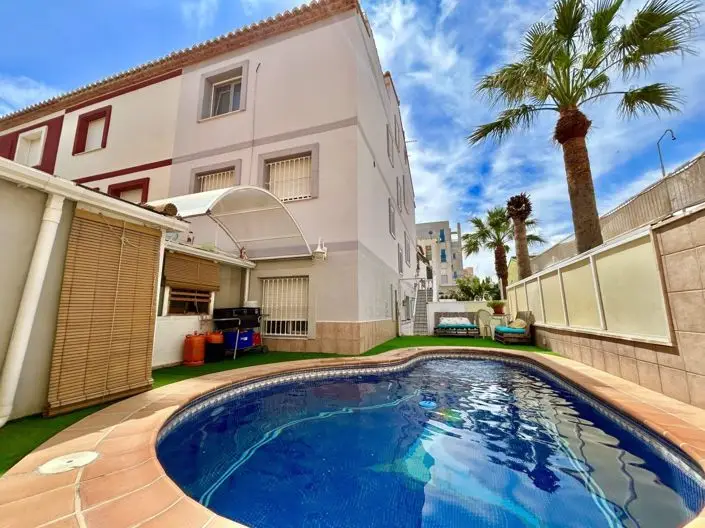Villa de Lujo en Venta 6 Dormitorios Piscina Privada Cerca de la Playa