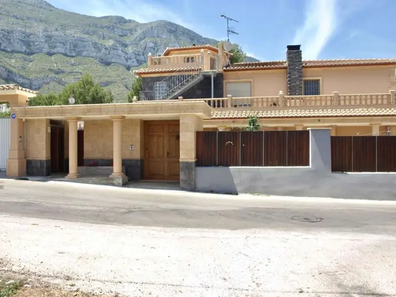 Chalet de Lujo en Denia con 5 Dormitorios y 2 Apartamentos