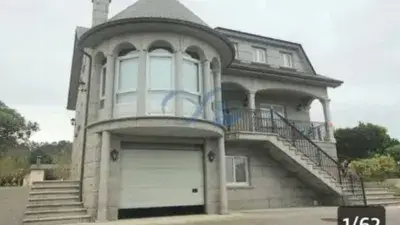 Chalet en Venta Bergondo: Amplio Chalet con Garaje y Parcela Grande