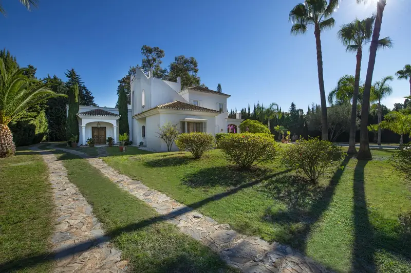 Villa Andaluza de Lujo en Guadalmina Baja Cerca de la Playa