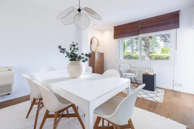 Chalet en Venta en La Eliana con Piscina y Jardin