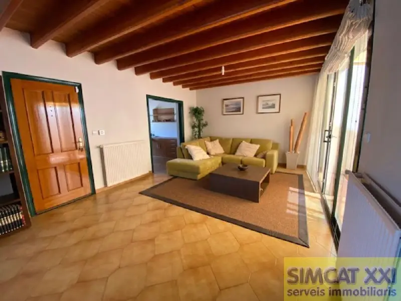 Casa en Vilafant con 4 dormitorios y terraza