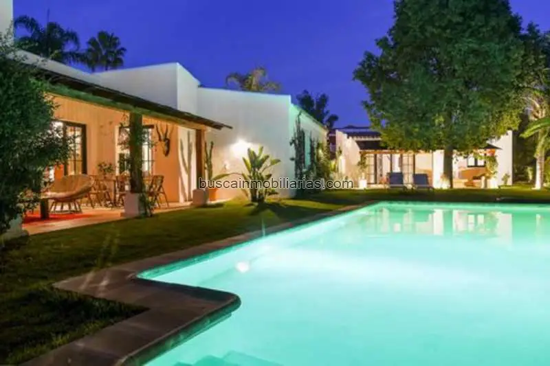 Villa en Venta en Ibiza: 5 Dormitorios, 4 Baños, Piscina y Jardín