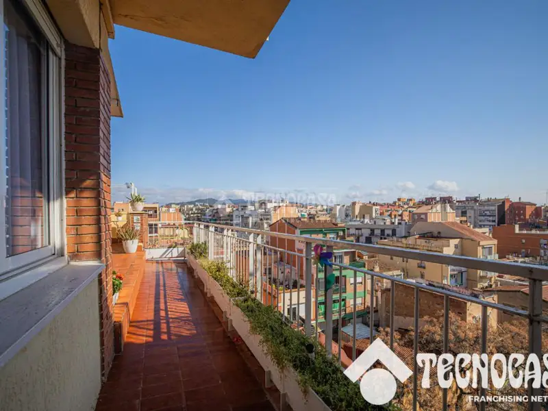 Atico en venta en Sant Andreu 4 habitaciones terraza 40m2