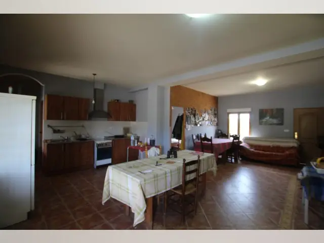 Casa Rural con 1 Dormitorio y Gran Terreno en Monóvar