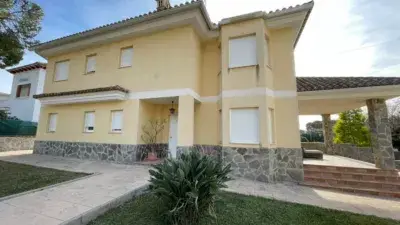 Casa en Alquiler La Canada Paterna 4 habitaciones 352m2