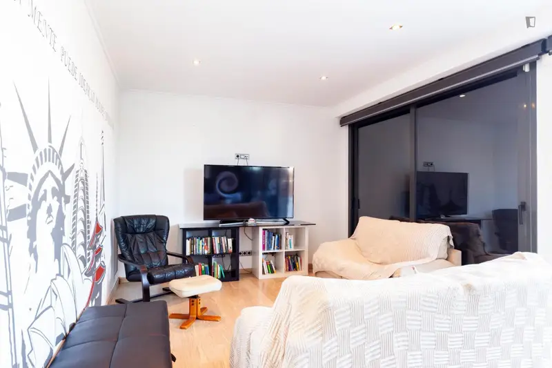 Habitación con varias camas, con baño privado, en una casa de 15 habitaciones
