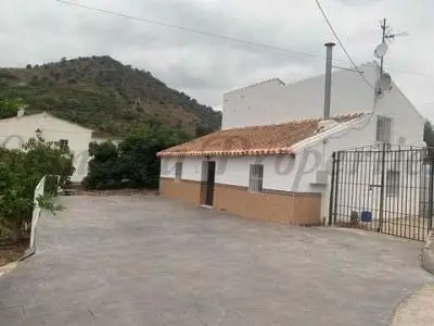 Casa Rural en La Zubia con Amplio Terreno y Pozo
