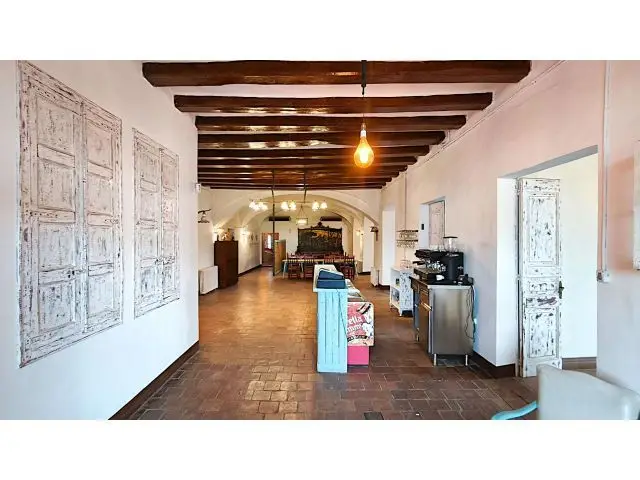 Masia en Sallent: Turismo Rural y Negocio en el Corazon de Cataluna