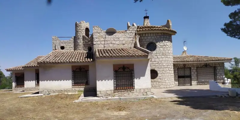 Chalet Independiente 661m2 con Piscina y Frontón en Toledo
