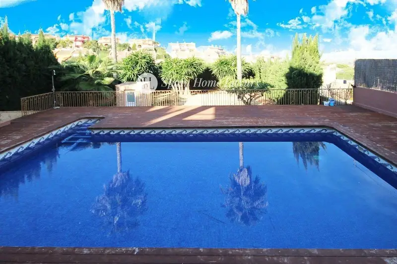 Chalet con Piscina Privada en Cumbres de Calicanto