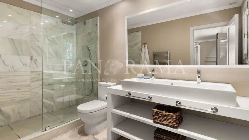 Villa de Lujo en San Pedro con Piscina y Jardín Privado